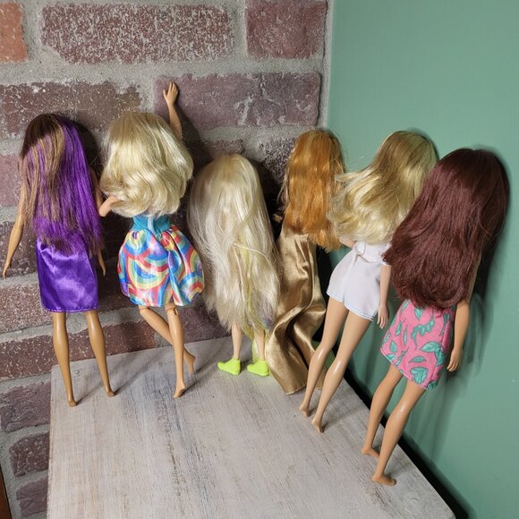 6 Barbie dolls in different outfits - Picture 6 of 7